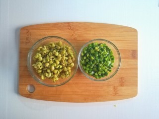 5、参考月龄6+奶香豌豆糊,豌豆粒去皮，需要耐心