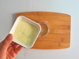 6、参考月龄6+奶香豌豆糊,奶粉倒入温水里