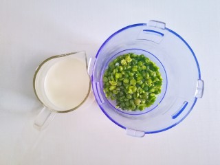 8、参考月龄6+奶香豌豆糊,豌豆粒放入辅食机