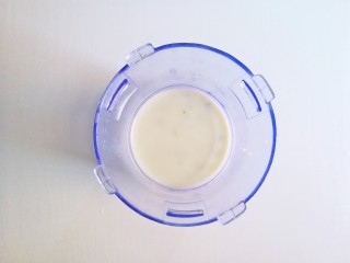 9、参考月龄6+奶香豌豆糊,加入配方奶打成糊