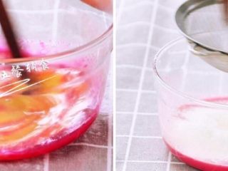 3、果蔬班戟,鸡蛋打散，加入到红心火龙果汁里面搅拌，再加入低筋面粉搅拌成可流动的糊状，状态要偏稀一点。没有低筋面粉就用普通的面粉。在这里没什么区别。