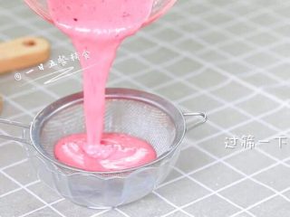 4、果蔬班戟,混合好的糊过筛一下，会更细腻。