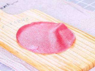 6、果蔬班戟,2张皮都做好了，放在一边放凉。如果想做千层多做几张皮。