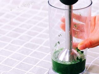 8、果蔬班戟,下面来做菠菜饼皮，方法一样。菠菜加点水打成菠菜泥。