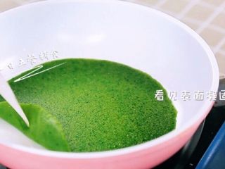 11、果蔬班戟,看见饼皮表面凝固取出来。继续摊下一张皮。