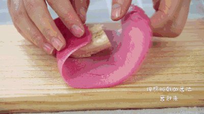 12、果蔬班戟,做好后将火龙饼皮正面朝下，反面朝上，香蕉放中间，其实这里压成香蕉泥会更贴合更漂亮，四周都叠加起来。