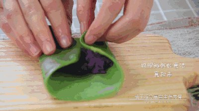 13、果蔬班戟,紫薯泥放菠菜饼皮中间，按照班戟的裹法，裹起来。
