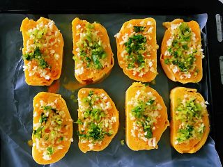 6、蒜香馒头片,放香芹。