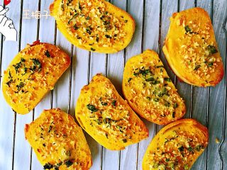 8、蒜香馒头片,成品。