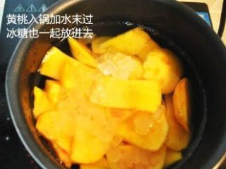 2、自制黄桃罐头,黄桃入锅加水末过，冰糖也一起放进去