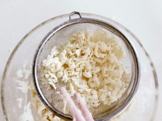 1、宝宝辅食:鲜虾平菇面疙瘩汤-10M ,然后过筛下,把干粉筛下去,这样等会加入水中就不会变成面糊糊了。