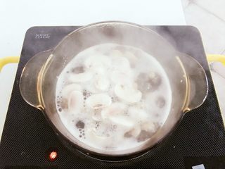 2、宝宝辅食:鲜虾平菇面疙瘩汤-10M ,锅中加水,大火烧开,加入虾仁和平菇(平菇提前切薄片,小小宝切细丁)。