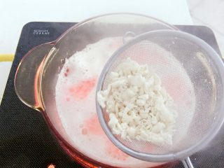 3、宝宝辅食:鲜虾平菇面疙瘩汤-10M ,再次烧开,加入小面疙瘩,用筷子或木勺不断搅拌,如果表面泡沫较多,可以用勺子撇掉一些。等面疙瘩煮开3分钟左右可以转成小火。