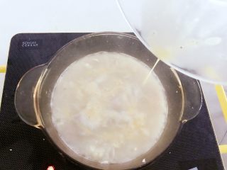 4、宝宝辅食:鲜虾平菇面疙瘩汤-10M ,将鸡蛋打散,倒入锅中,稍等5秒左右,马上用勺子搅散开,就变成鸡蛋花啦,稍稍煮一会儿即可。