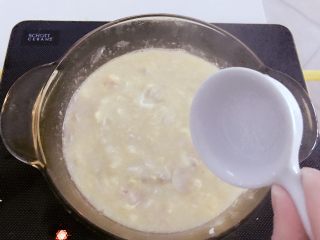 5、宝宝辅食:鲜虾平菇面疙瘩汤-10M ,1岁以上的宝宝可以稍稍加点盐调味,1岁以前的小宝贝就不要加盐了哈。