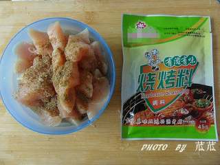 3、牙签肉（自己在家可以做的BBQ）,加入1大勺料酒，烧烤料，搅拌均匀腌制30分钟左右（没有烧烤料的话可以换成炸鸡粉，或者自己加点盐，白糖，鸡精，白胡椒粉，辣椒粉，孜然粉）。