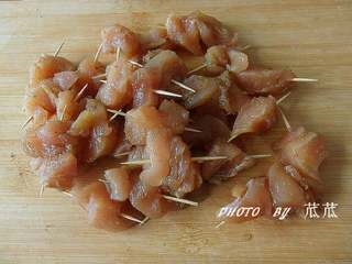 4、牙签肉（自己在家可以做的BBQ）,腌制好后用牙签串起。