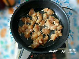 5、牙签肉（自己在家可以做的BBQ）,锅里倒少许油加热后把鸡肉串放入中小火慢煎（想快点也可以换成炸的方式）。