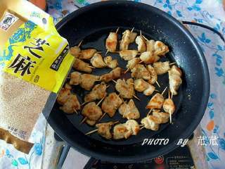8、牙签肉（自己在家可以做的BBQ）,再加入少许白芝麻（没有可省略此步，或喜欢吃辣的话撒点辣椒粉）。