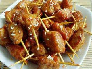 9、牙签肉（自己在家可以做的BBQ）,捞出沥干油，就可以装盘了。看不清楚的话，可点击上面菜谱成品大图查看。