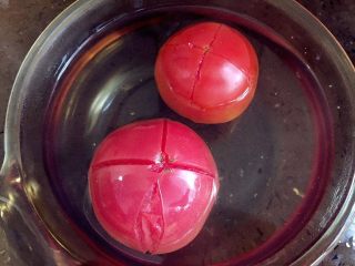 1、宝宝营养餐(1岁+)-番茄蔬菜肉酱蝴蝶面 ,将番茄划十字口,然后浸没在开水中3-5分钟