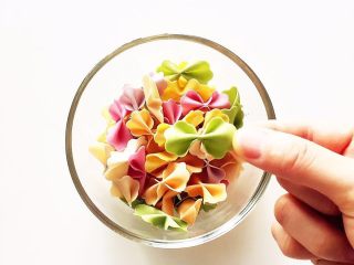 3、宝宝营养餐(1岁+)-番茄蔬菜肉酱蝴蝶面 ,此时准备好蝴蝶面