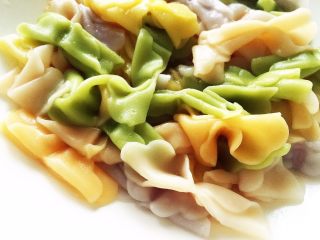 12、宝宝营养餐(1岁+)-番茄蔬菜肉酱蝴蝶面 ,此时面条煮好捞出放入盘中