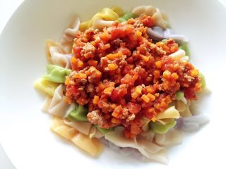 13、宝宝营养餐(1岁+)-番茄蔬菜肉酱蝴蝶面 ,将酱汁倒入面条中