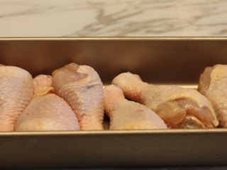 1、【蒜香番茄烤鸡腿】,准备食材：鸡腿用的是超市购买的新鲜鸡腿，鸡腿洗净用纸吸水表面水分