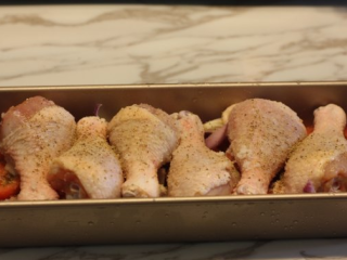 5、【蒜香番茄烤鸡腿】,再往鸡腿上撒黑胡椒粉