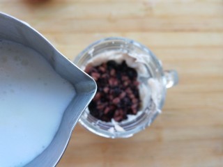 7、芋泥波波茶,倒入椰奶