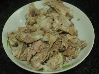 2、西兰花茎回锅肉,将炖好的骨头上面的肉撕下来，切成片