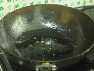 4、西兰花茎回锅肉,锅烧热，加入油，烧至五成熟