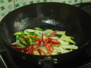 6、西兰花茎回锅肉,青红辣椒也放进去