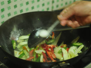 7、西兰花茎回锅肉,在辣椒片上撒点盐，翻炒两分钟至西兰花茎微微变软