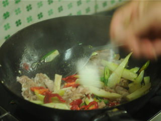 9、西兰花茎回锅肉,撒入盐