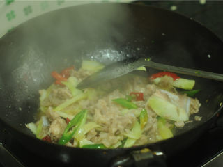 10、西兰花茎回锅肉,翻炒均匀