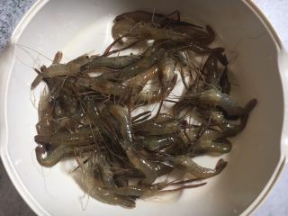 1、炸小河虾,鲜活的小河虾半斤。
