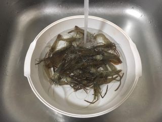 2、炸小河虾,用水清洗干净。