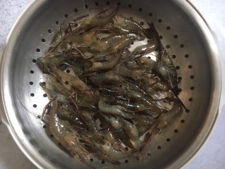 3、炸小河虾,放在篦子上沥干水分。