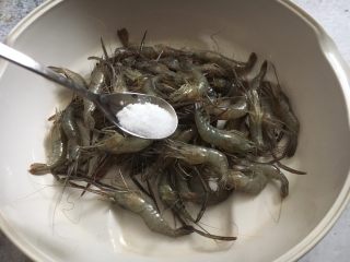 5、炸小河虾,放入少许的盐，搅拌均匀。