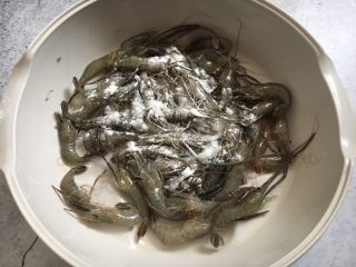 6、炸小河虾,放入糯米淀粉。