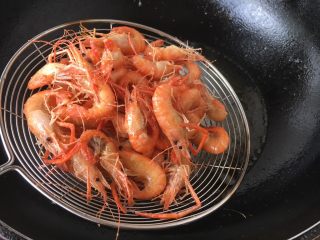 11、炸小河虾,虾变色后用笊篱捞出。