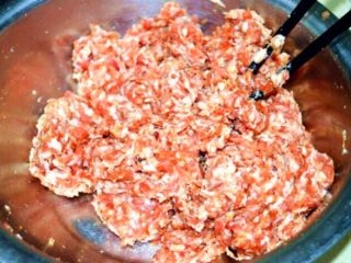 2、猪肉脯,加入料酒、盐,胡椒粉、生抽、白糖,用筷子朝一个方向顺时针搅打5、6分钟,让肉上浆有劲道