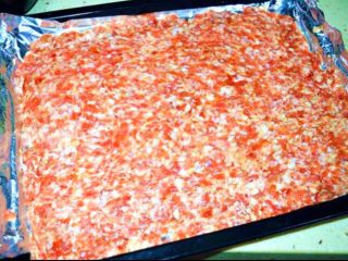 4、猪肉脯,撕掉保鲜膜,连同锡纸将肉片移至烤盘