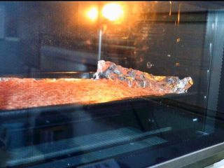 5、猪肉脯,烤箱预热5分钟,肉片入烤箱,上下火180度烤15分钟(根据自家烤箱调整时间)