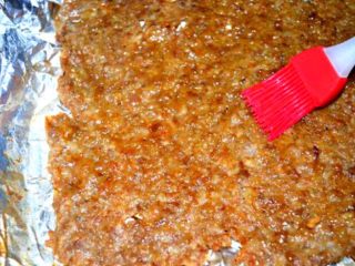 6、猪肉脯,取出后将烤盘侧过来,倒掉水份后,刷上一成蜂蜜