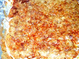 8、猪肉脯,在入烤箱180度烤10分钟后,取出烤盘将肉片翻个面,刷层蜂蜜后再入烤箱180度烤6分钟(根据自家的烤箱调整时间)