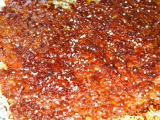 9、猪肉脯,取出再翻个面,烤至水分全无,体积缩小,肉片变结实即可(烤至时人不要离开,随时观察,避免烤糊)