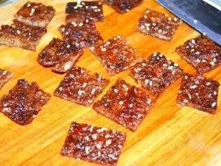 10、猪肉脯,烤好后放凉,可根据自己喜好切成块状、条状都可以